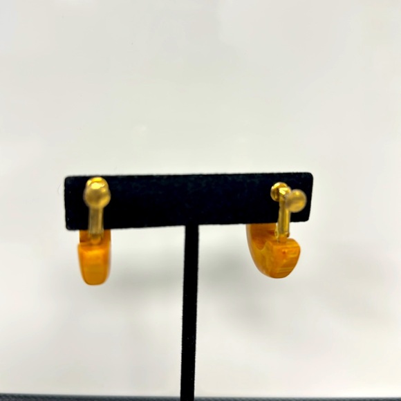 Vintage US Patent Number 3.176.475 Gold Tone Amber Screw Back Hoop Earrings - Picture 6 of 16